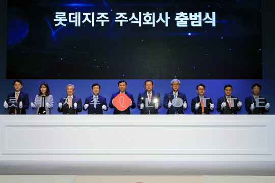 롯데지주는 12일 서울 잠실 시그니엘서울에서 출범식을 진행했다. 이날 행사에서 민지호 롯데지주 가치경영실 책임(왼쪽부터), 심지연 재무혁신실 대리, 사외이사 권오곤 김앤장 국제법 연구소장, 사외이사 이윤호 전 지식경제부 장관, 신동빈 롯데그룹 회장, 황각규  롯데지주 사장, 사외이사 곽수근 교수(서울대 경영학), 사외이사 김병도 교수(서울대 경영학), 이봉철 롯데지주 재무혁신실장(부사장), 백철수 재무혁신실 수석이 기념촬영을 하고 있다. <롯데그룹 제공>